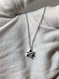 שרשרת זהב מגן דוד משובצת יהלום בחיתוך משולש